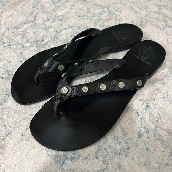 Tory Burch Women's 9M Black Leather Thong Sandal With Logo Stud Detail - Picture 3 of 6